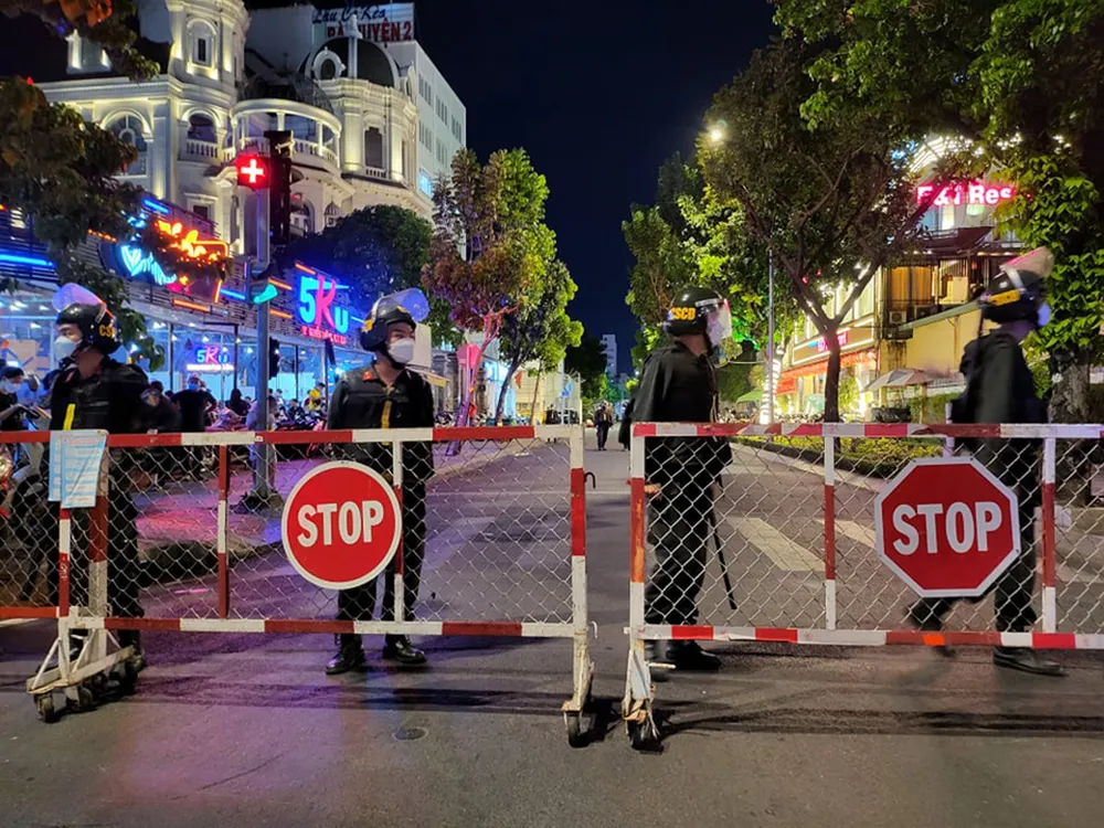 Chùm ảnh: Công an phong toả khu vực nhà bà Hằng để khám xét ảnh 7