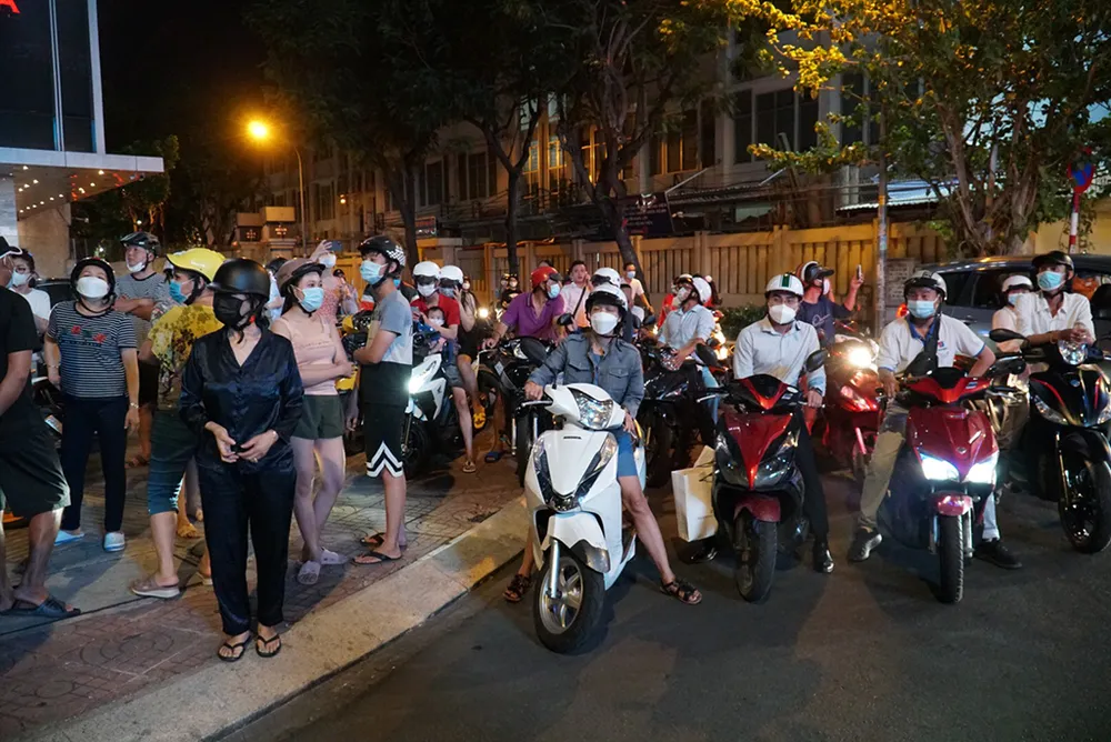 Chùm ảnh: Công an phong toả khu vực nhà bà Hằng để khám xét ảnh 8