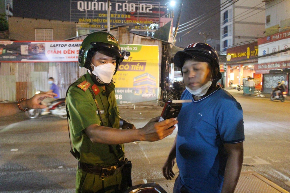 Kết quả kiểm tra nồng độ cồn, anh T. có nồng độ 0,537mg/L khí thở. Ảnh: NGUYỄN YÊN