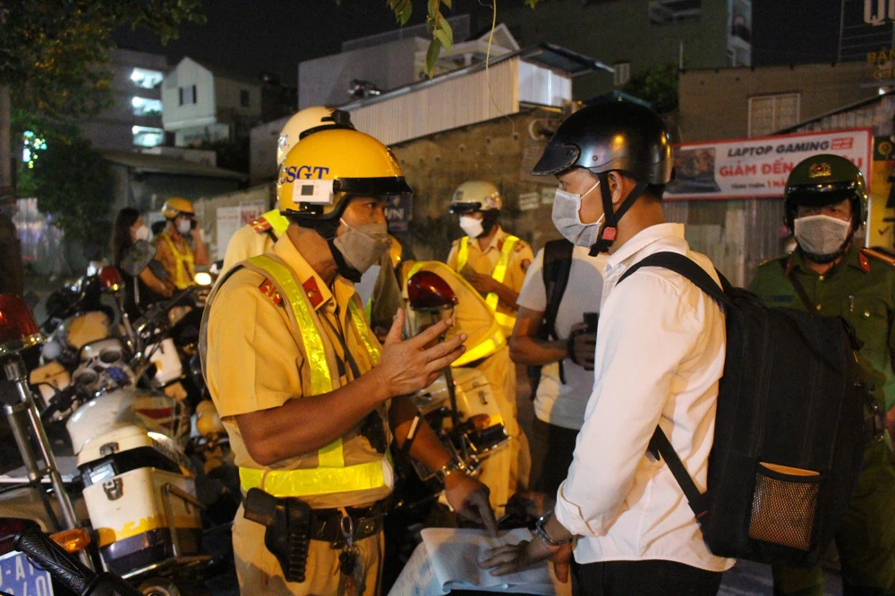 CSGT giải thích về vi phạm của anh T. Ảnh: NGUYỄN YÊN
