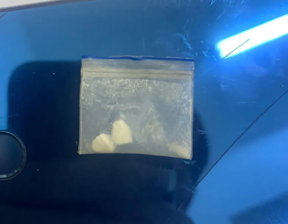 Gói nylon chứa tinh thể màu trắng nghi là ma túy được tìm thấy trong người kẻ cướp. Ảnh: CA Gói nylon chứa tinh thể màu trắng nghi là ma túy được tìm thấy trong người kẻ cướp. Ảnh: CA