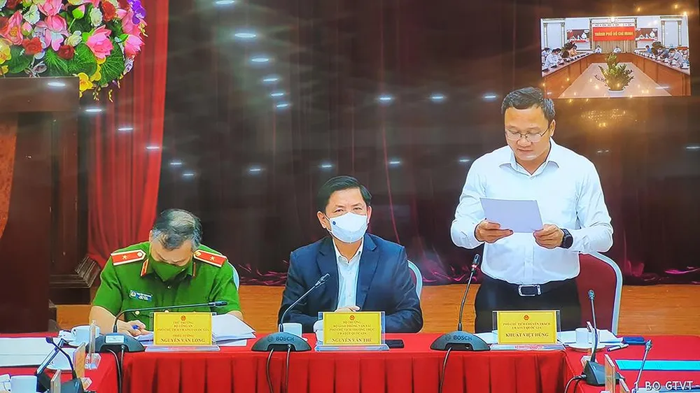 Ông Khuất Việt Hùng báo cáo tổng kết công tác bảo đảm trật tự an toàn giao thông quý I-2022. Ảnh: NGUYỄN YÊN