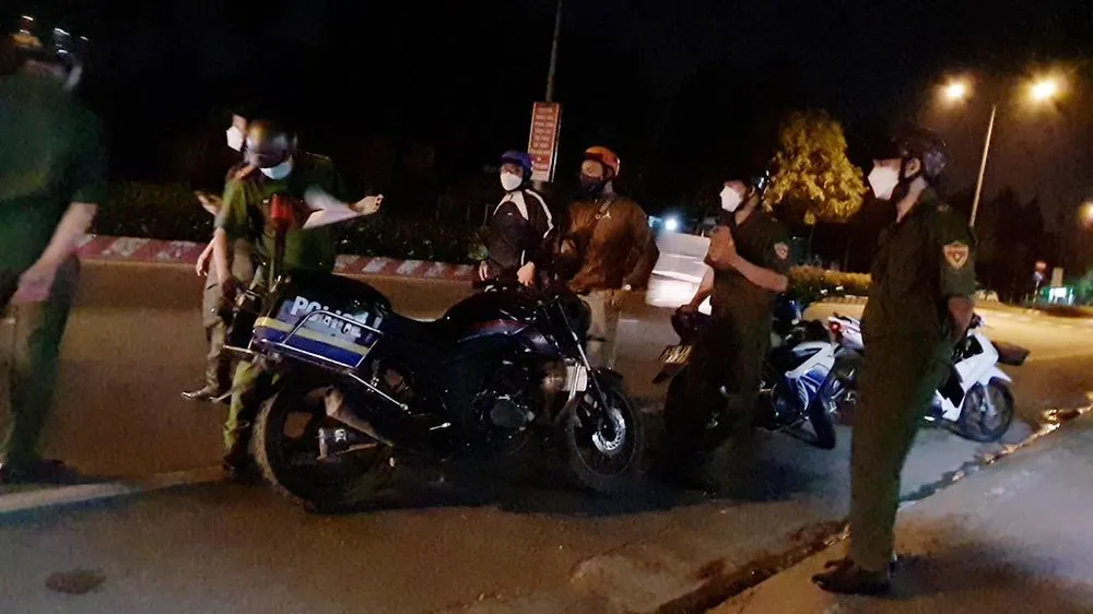 Tổ công tác của Trung uý Châu Thanh Đại gồm nhiều BVDP, dân phòng ra tỉnh lộ bắt xe. Ảnh: NY-NT