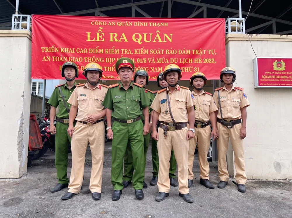 Thượng tá Nguyễn Văn Chính, Phó trưởng Công an quận Bình Thạnh tham dự lễ ra quân.