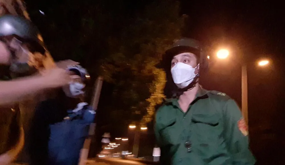 Người tự xưng đội phó Đội dân phòng tên Sơn trong một lần chặn bắt người vi phạm trên đường Nguyễn Chí Thanh. Ảnh: NY-NT