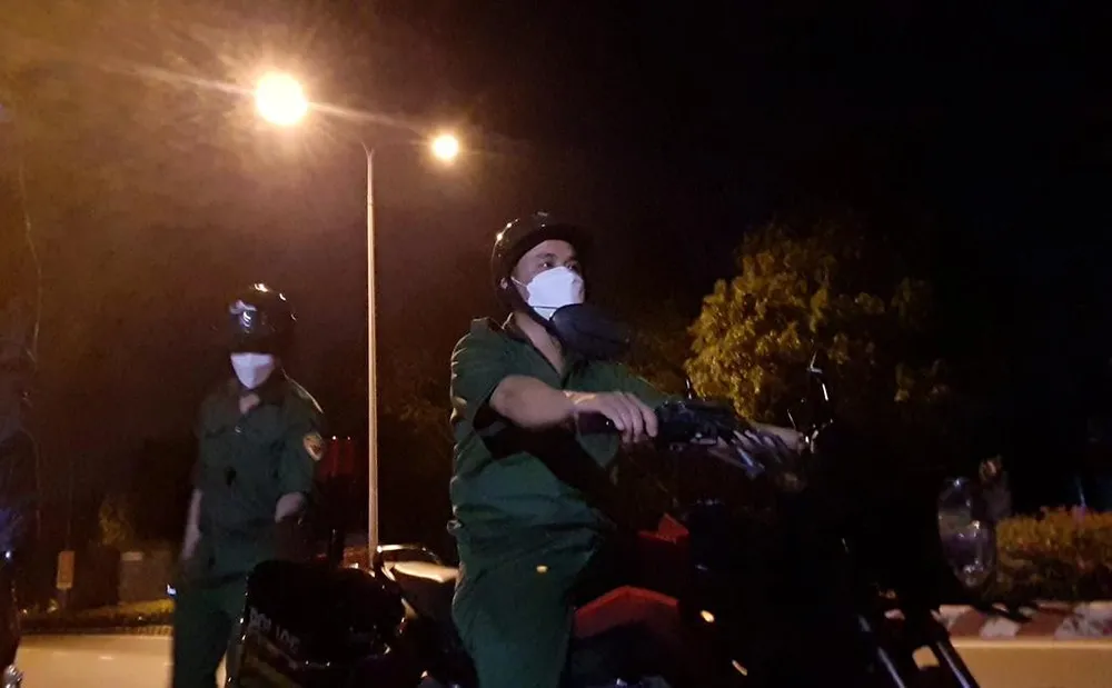 Các dân phòng, BVDP phường Tân An ra đường chặn bắt, truy đuổi người vi phạm theo yêu cầu của Trung úy Châu Thanh Đại. Ảnh: NY-NT