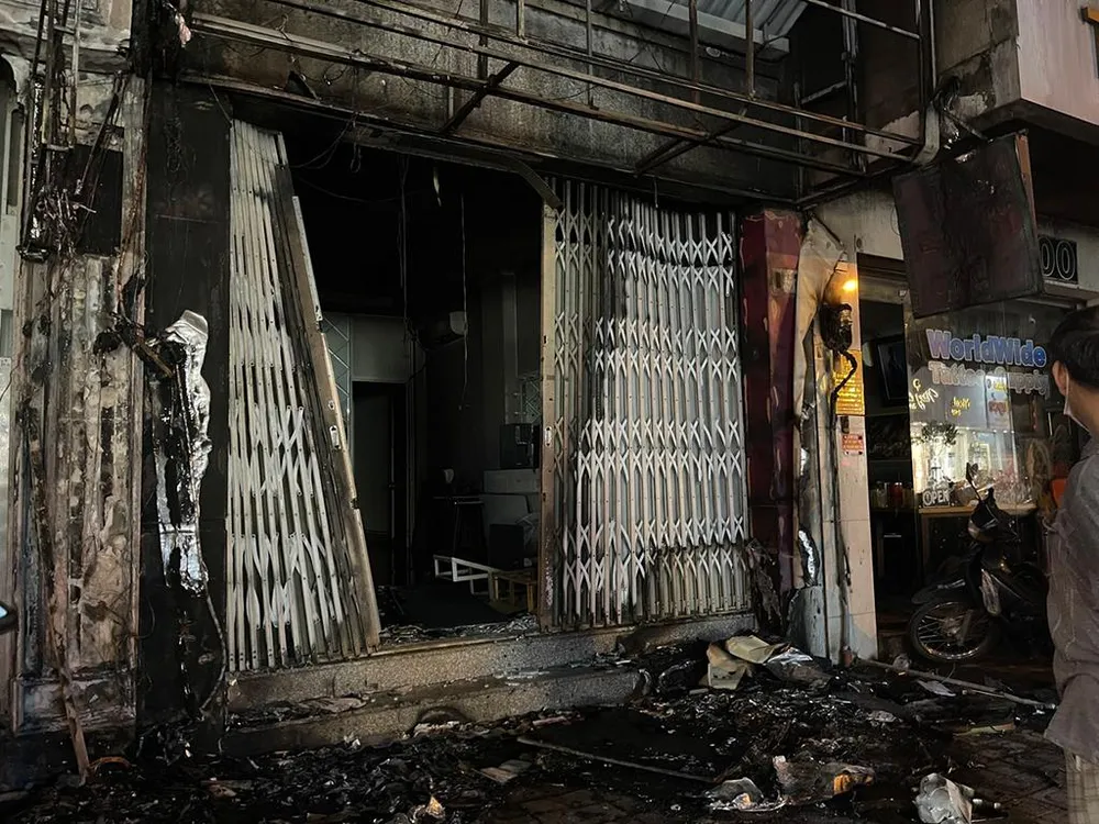 Tầng trệt căn nhà bị ngọn lửa thiêu rụi, hư hỏng. Ảnh: ĐC