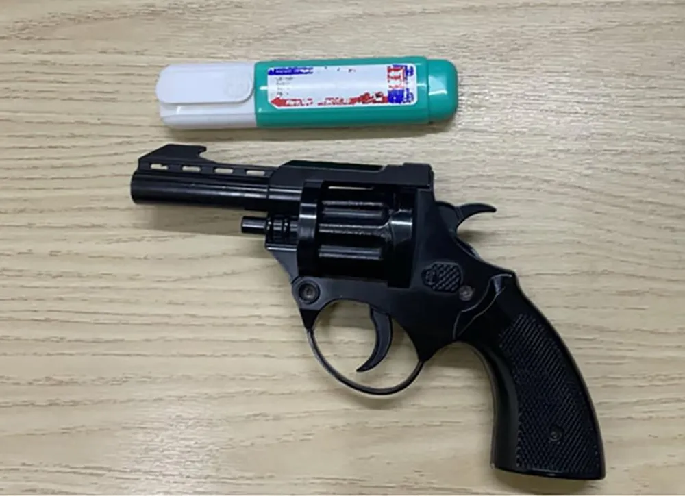 Khẩu súng Rulo đồ chơi mà hai thiếu niên mang theo khi đi đua xe. Khẩu súng Rulo đồ chơi mà hai thiếu niên mang theo khi đi đua xe.