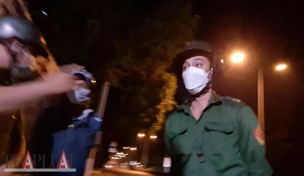 Người tự xưng tổ phó dân phòng (tổ phó tổ công tác) tên Sơn trong một lần truy đuổi và dừng xe người đi đường. Ảnh: NY-NT