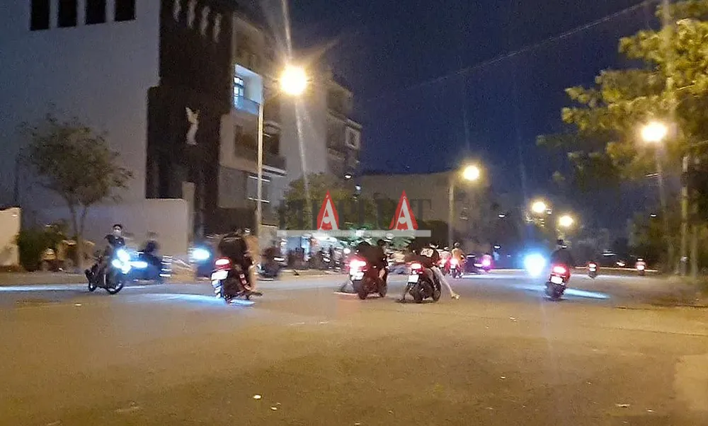 Có ít nhất 20 "quái xế" được ghi nhận dàn hàng, phóng bạt mạng ở khu vực. Ảnh: NGUYỄN YÊN Có ít nhất 20 "quái xế" được ghi nhận dàn hàng, phóng bạt mạng ở khu vực. Ảnh: NGUYỄN YÊN
