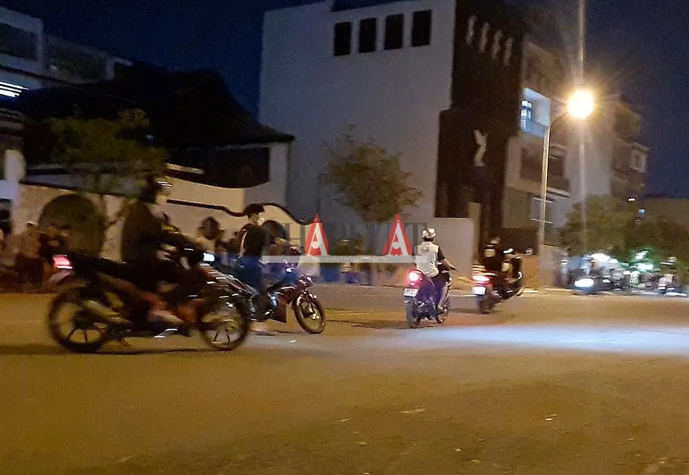 Một "tay nài" bốc đầu xe khi đang tổ chức đua xe. Ảnh: NGUYỄN YÊN Một "tay nài" bốc đầu xe khi đang tổ chức đua xe. Ảnh: NGUYỄN YÊN