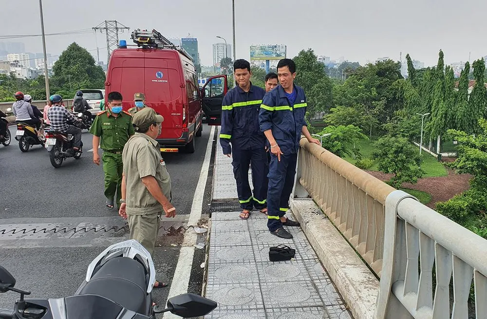 Cảnh sát tiếp cận hiện trường vụ việc. Ảnh: NGUYỄN YÊN Cảnh sát tiếp cận hiện trường vụ việc. Ảnh: NGUYỄN YÊN