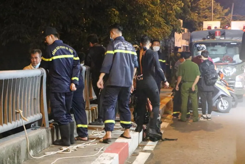 Cảnh sát triển khai tìm kiếm nam thanh niên. Ảnh: ĐC