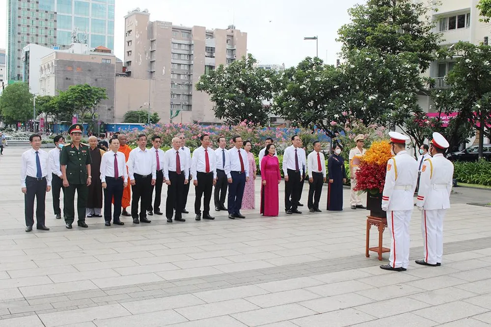 Đoàn lãnh đạo TP.HCM dâng hoa tại công viên tượng đài Chủ tịch Hồ Chí Minh. Ảnh: NGUYỄN YÊN