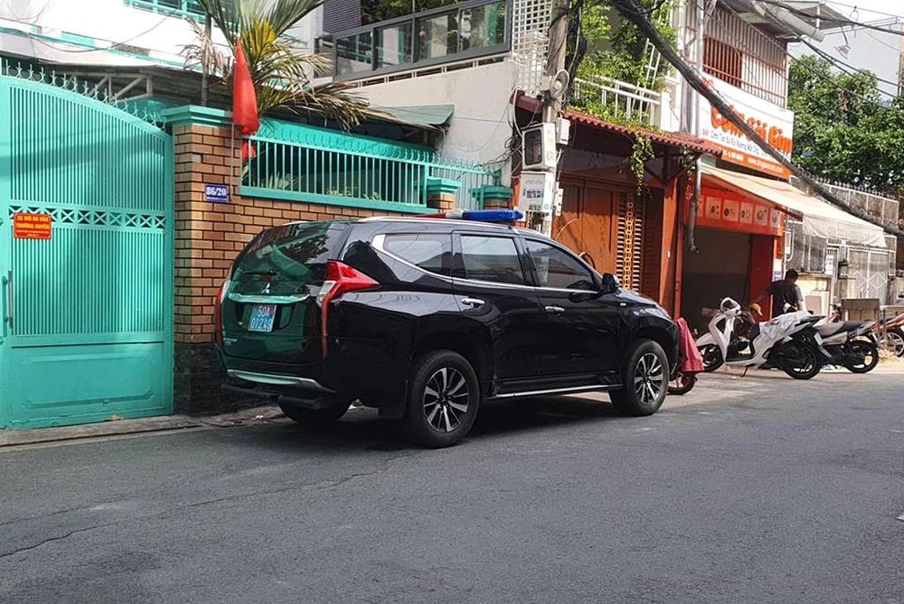 Công an TP.HCM có mặt tại hiện trường vụ án. Ảnh: NGUYỄN YÊN