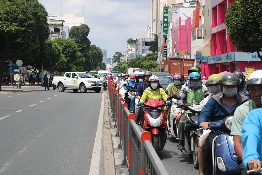 Lực lượng chức năng chặn một làn đường Phan Đăng Lưu để phục vụ khắc phục sự cố. Ảnh: ĐC