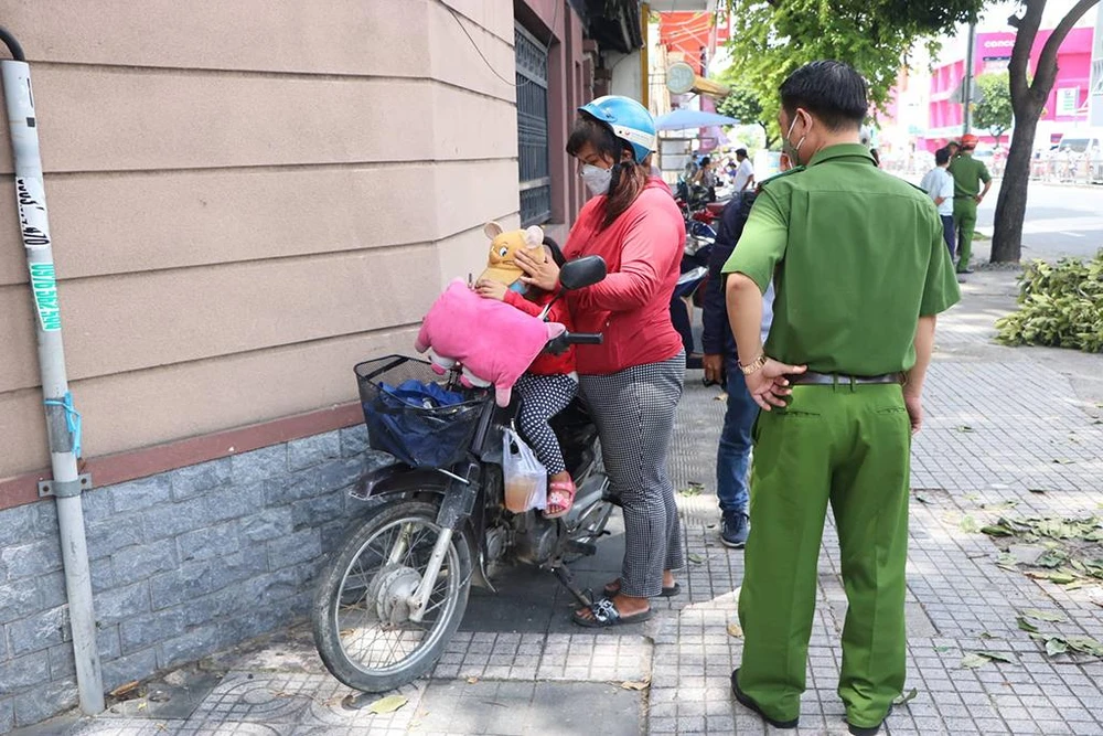 Bé gái hoảng loạn sau sự việc. Ảnh: ĐC