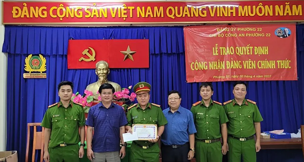 Tập thể Công an phường 22, quận Bình Thạnh được khen thưởng nóng do có thành tích phá án nhanh vụ nhân viên giao hàng bị trộm xe máy và hàng hóa. Ảnh: NY