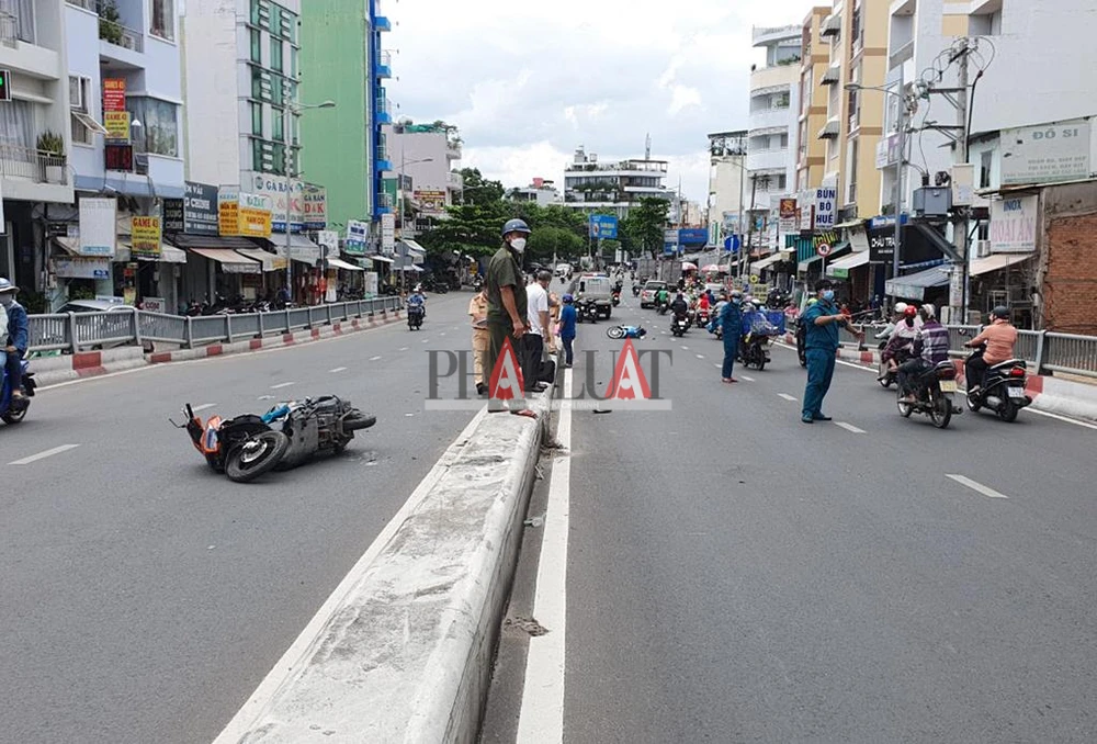 Nạn nhân được đưa đi cấp cứu nhưng không qua khỏi. Ảnh: NGUYỄN YÊN