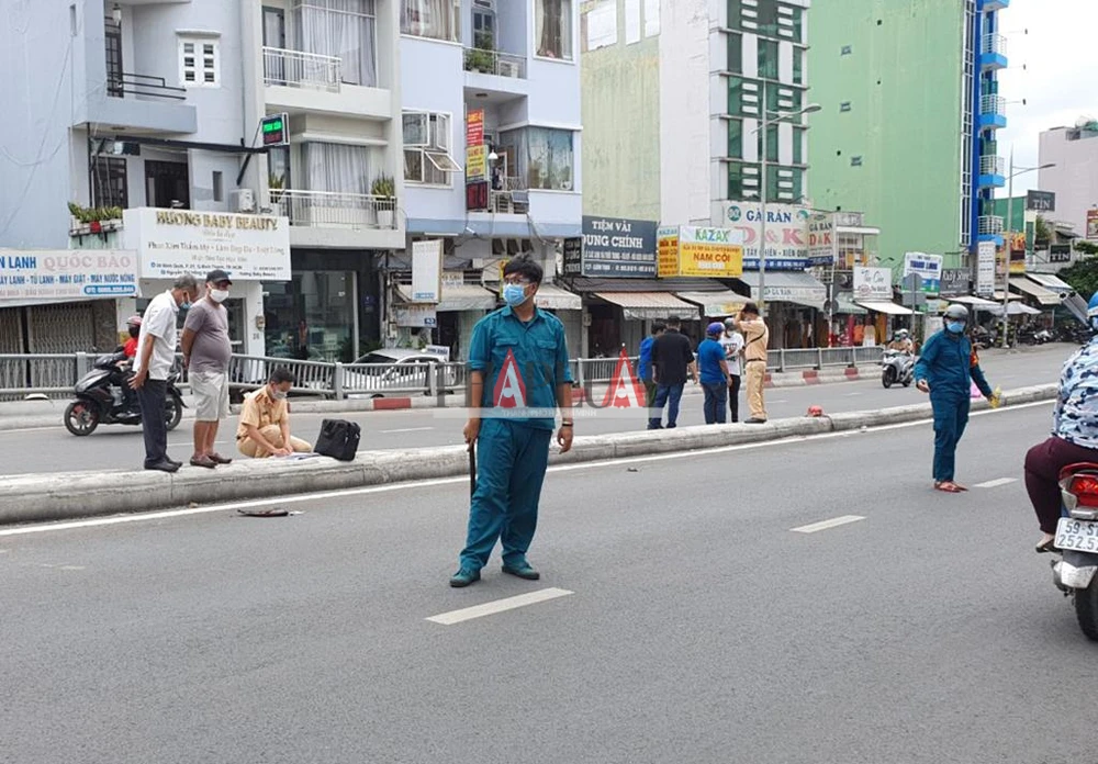 Công an khám nghiệm, điều tra nguyên nhân tai nạn. Ảnh: NGUYỄN YÊN