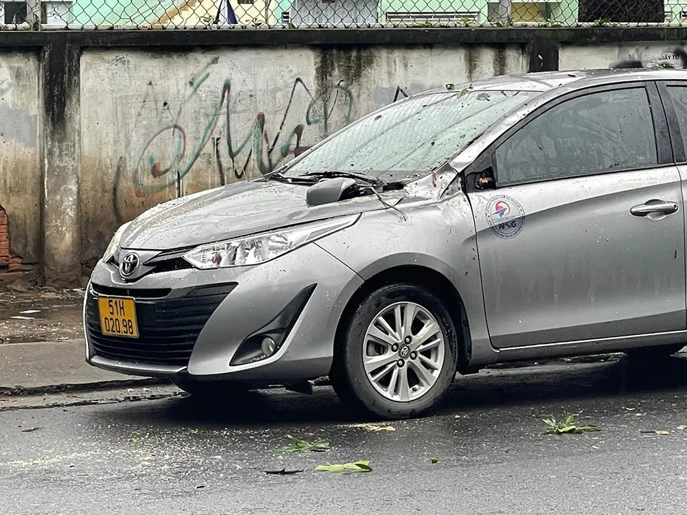 Xe ô tô hư hỏng sau sự cố. Ảnh: ĐC Xe ô tô hư hỏng sau sự cố. Ảnh: ĐC