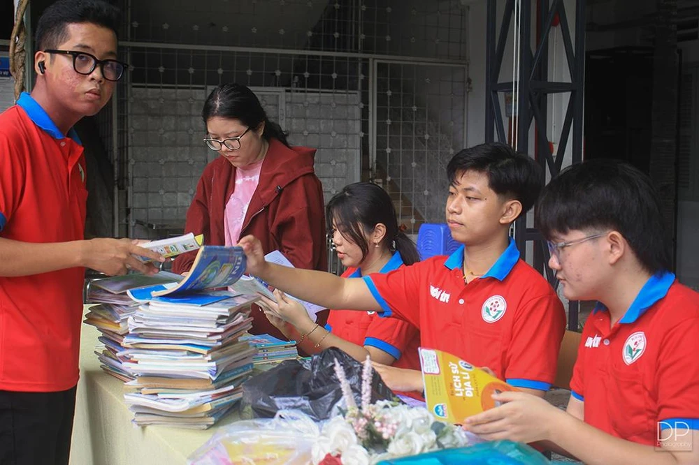 Lượng lớn sách giáo khoa cũ được các học sinh mang đến tham gia chương trình. Ảnh: DUY PHONG