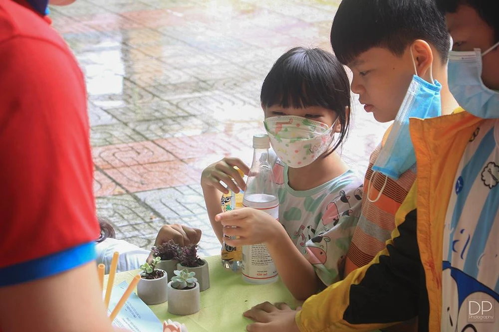 Nhiều em nhỏ thích thú khi được tham gia chương trình. Ảnh: DUY PHONG