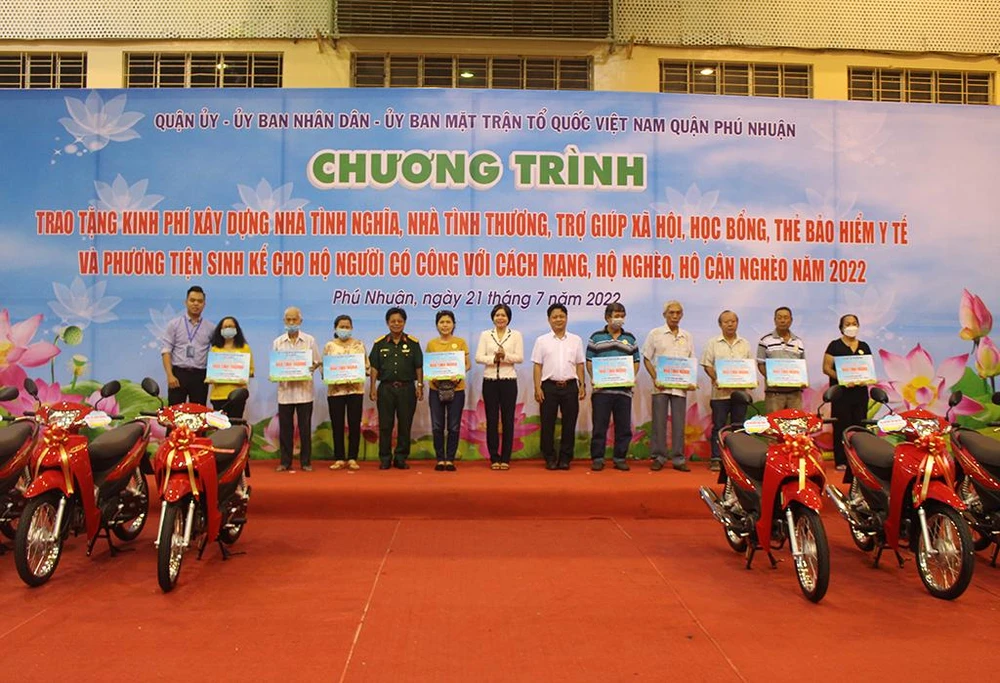 Trao tặng hỗ trợ hằng tháng cho người dân. Ảnh: NGUYỄN YÊN