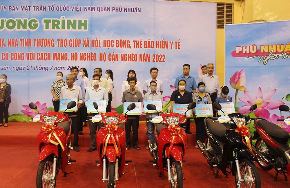 14 hộ dân được trao tặng xe gắn máy. Ảnh: NGUYỄN YÊN