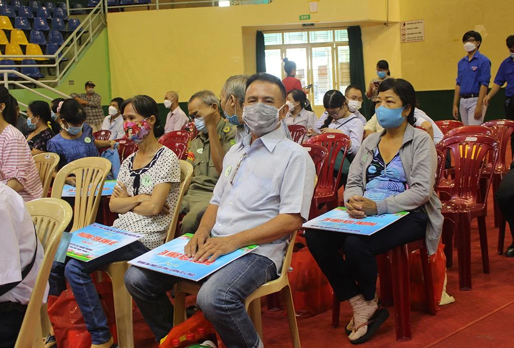 Ông Lê Hiển Vinh dự định sẽ sử dụng xe máy được trao tặng để chạy xe ôm. Ảnh: NGUYỄN YÊN