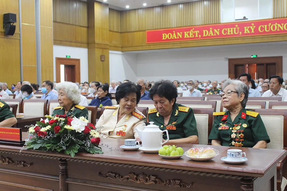 Các nữ anh hùng lực lượng vũ trang nhân dân tại lễ kỷ niệm. Ảnh: NGUYỄN YÊN