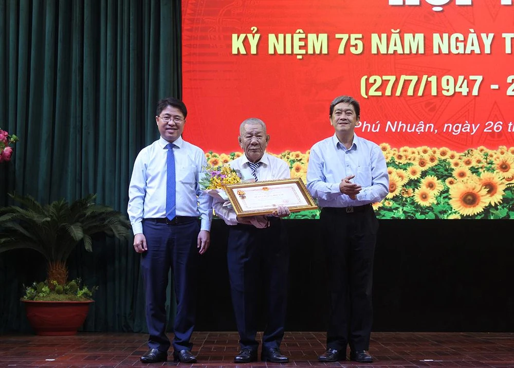 Lãnh đạo quận Phú Nhuận trao Huân chương Độc lập hạng Nhì cho gia đình ông bà Lê Bá Phượng và Võ Thị Phượng. Ảnh: NGUYỄN YÊN