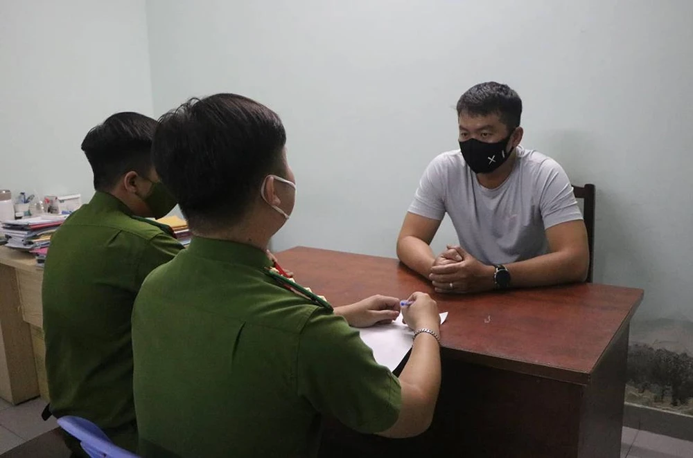 Bảo làm việc với cơ quan công an. Ảnh: ĐC