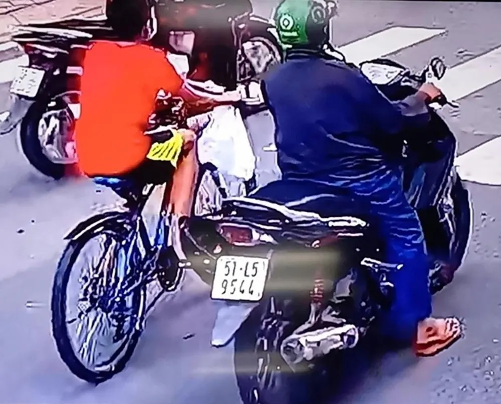 Hình ảnh Loan tiếp cận nạn nhân bị camera ghi lại. Ảnh cắt từ clip