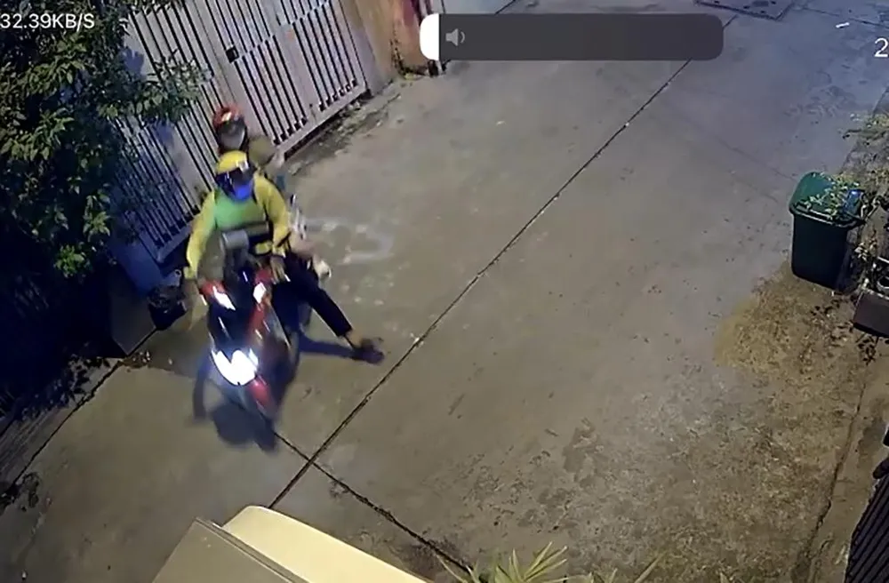 Hình ảnh nam tài xế mặc trang phục Be thời điểm chuẩn bị trả khách tại hẻm 483 Phan Xích Long. Ảnh cắt từ clip