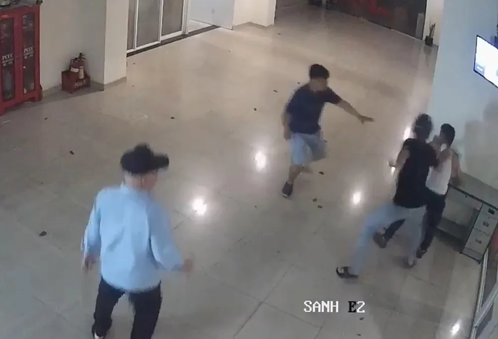 Các thanh niên dồn nam ca sĩ (áo trắng) vào tường rồi đánh liên tục. Ảnh cắt từ clip Các thanh niên dồn nam ca sĩ (áo trắng) vào tường rồi đánh liên tục. Ảnh cắt từ clip