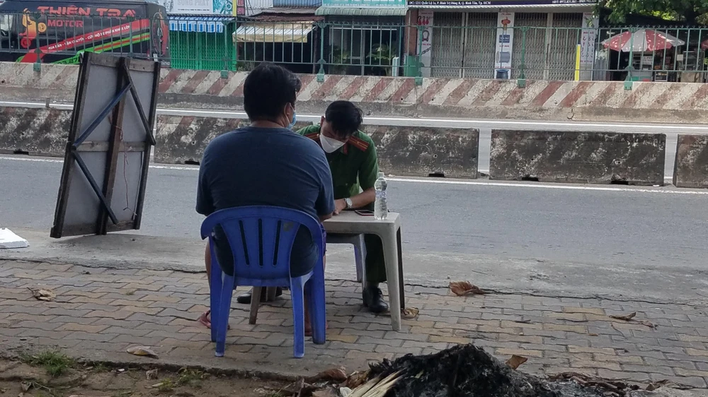 Công an làm việc với người phát hiện thi thể. Ảnh: HT