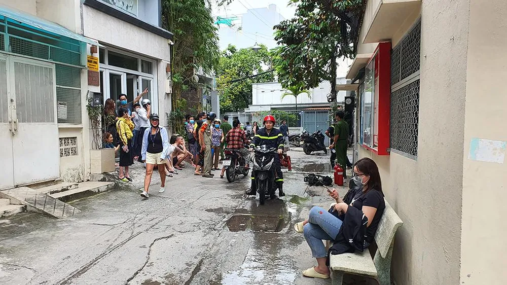 Người dân ôm đồ bỏ chạy ra ngoài. Ảnh: NGUYỄN YÊN