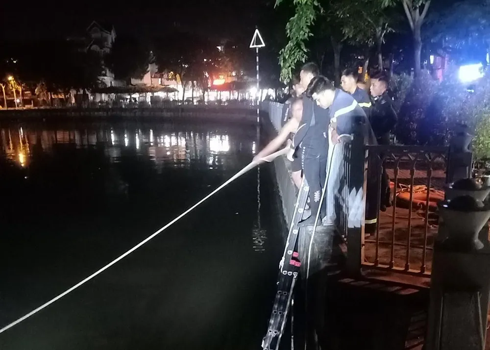 Lực lượng chức năng tìm kiếm nạn nhân. Ảnh: ĐC Lực lượng chức năng tìm kiếm nạn nhân. Ảnh: ĐC