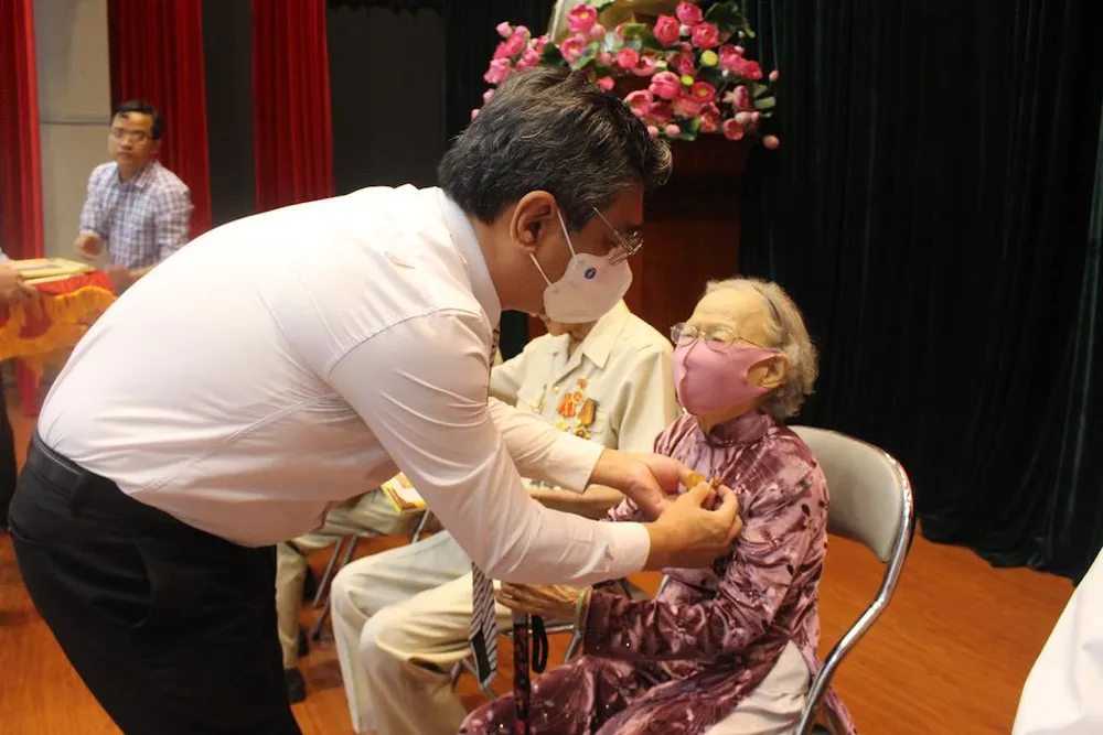 Ông Nguyễn Phước Lộc, Trưởng Ban tổ chức Thành uỷ trao Huy hiệu Đảng cho một Đảng viên 75 năm tuổi Đảng. Ảnh: NGUYỄN YÊN