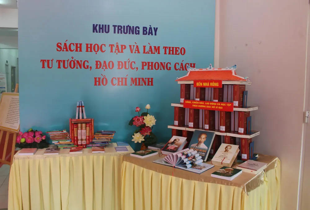 Một khu trưng bày sách trong hội nghị. Ảnh: NGUYỄN YÊN
