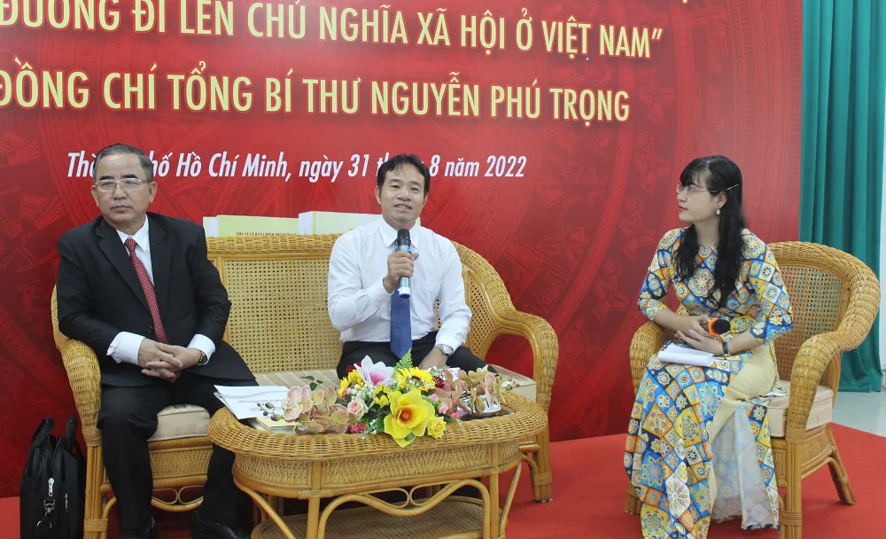 Tiến sĩ Thân Ngọc Anh chia sẻ tại tọa đàm về cuốn sách “Một số vấn đề lý luận và thực tiễn về chủ nghĩa xã hội và con đường đi lên chủ nghĩa xã hội ở Việt Nam”. Ảnh: NGUYỄN YÊN