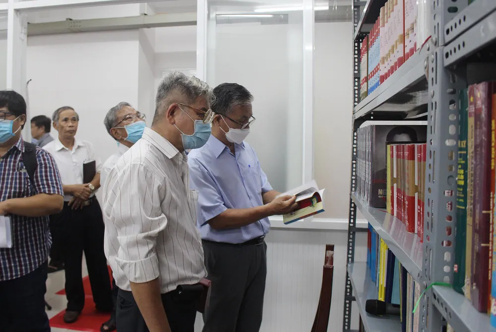 Người dân tìm hiểu một số sách về xây dựng Đảng tại hội nghị. Ảnh: NGUYỄN YÊN