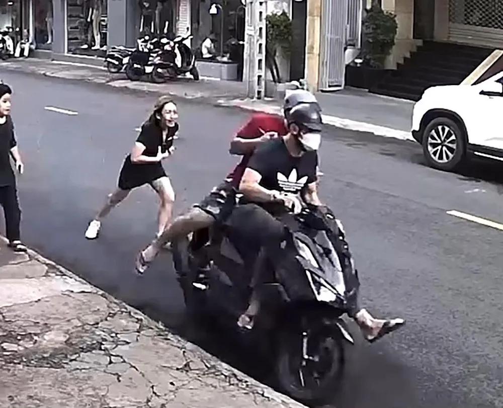 Hình ảnh Huy và đồng bọn giật điện thoại của chị V. Hình ảnh Huy và đồng bọn giật điện thoại của chị V.