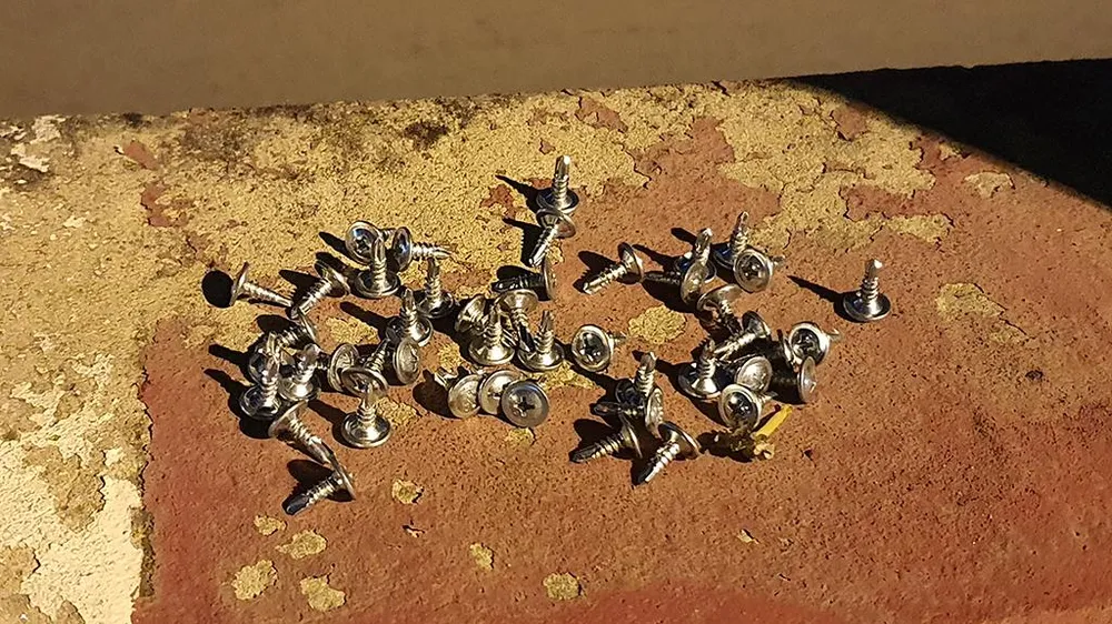 Loại đinh xuất hiện dày đặc trên cầu Bình Lợi. Ảnh: NGUYỄN YÊN Loại đinh xuất hiện dày đặc trên cầu Bình Lợi. Ảnh: NGUYỄN YÊN