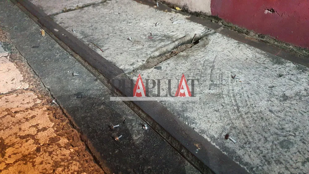 Đinh xuất hiện trên làn đường xe máy ở cầu Bình Lợi. Ảnh: NGUYỄN YÊN Đinh xuất hiện trên làn đường xe máy ở cầu Bình Lợi. Ảnh: NGUYỄN YÊN