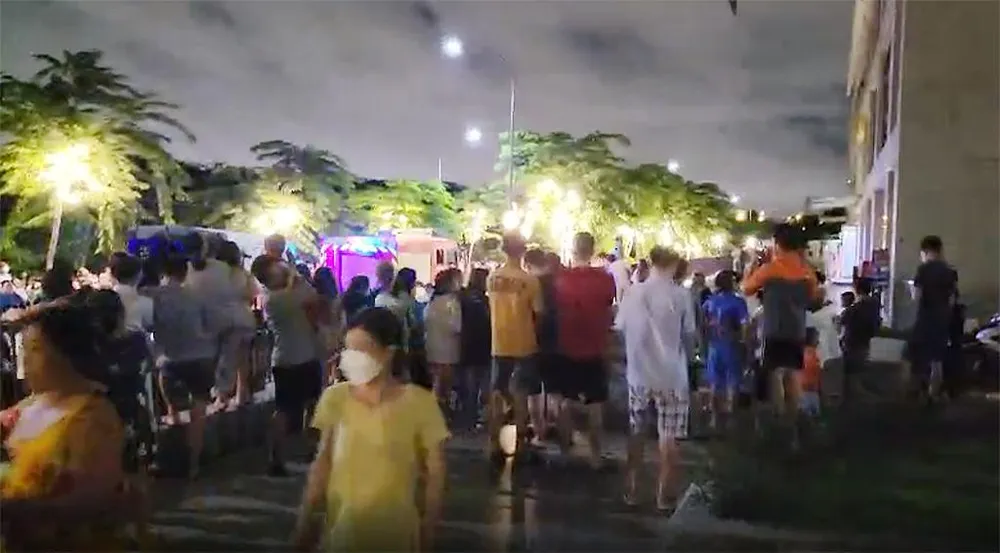 Cư dân di tản xuống đất sau khi nghe tin cháy. Ảnh: ĐC