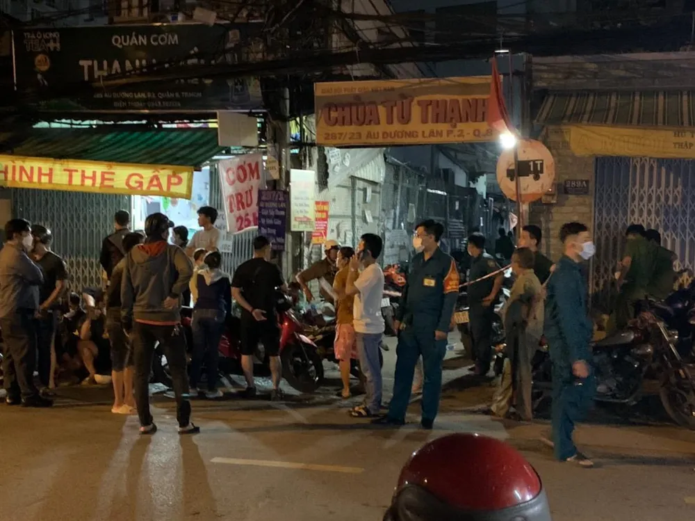 Lực lượng chức năng phong toả khu vực để điều tra. Ảnh: ĐC Lực lượng chức năng phong toả khu vực để điều tra. Ảnh: ĐC