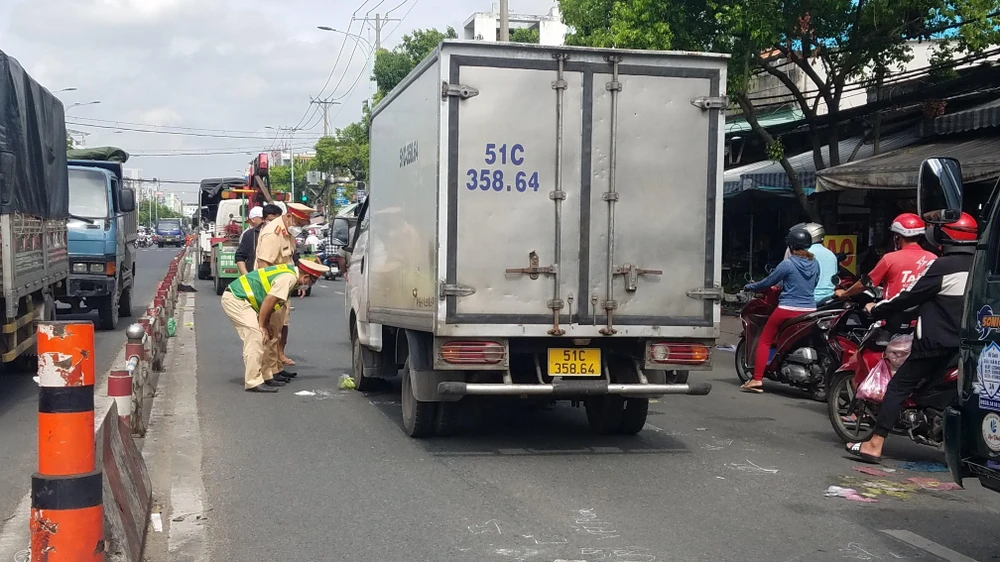 Công an điều tra vụ tai nạn. Ảnh: HT