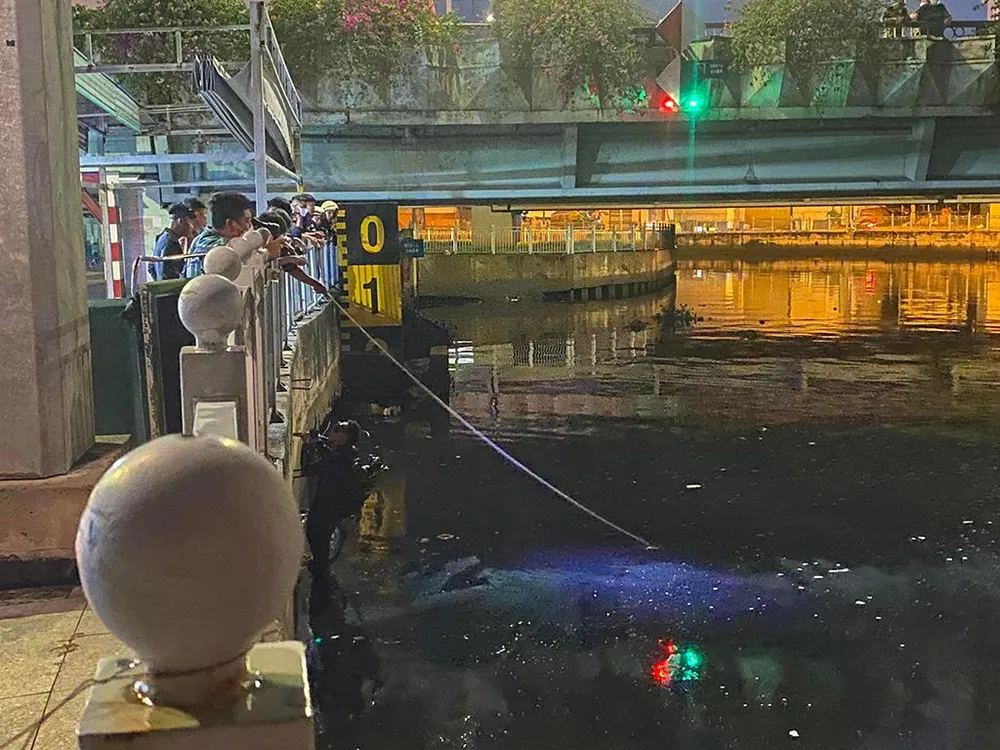 Cảnh sát lặn tìm nạn nhân. Ảnh: ĐC